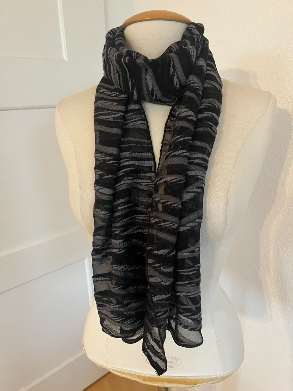 Colora Foulard & Sciarpe: Colora Schal, Schwarz/Grau, NEU – Nuovo (secondo la descrizione) da Worb venduto da farben20zauber 2