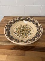 Dekorative Keramikschale mit Blumenmotiv bemalt