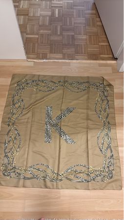 Elegantes Seidentuch mit Kettenmuster – Herbst Accessoire