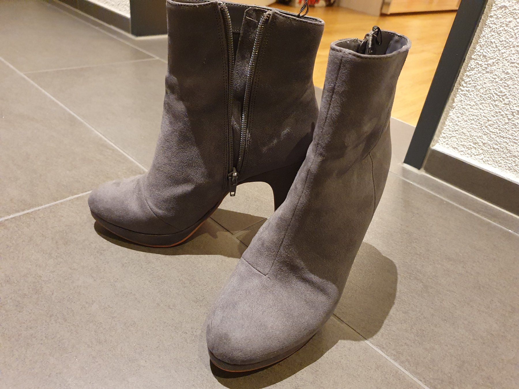 Damenschuhe: Graue Wildleder Stiefeletten, Grösse 39(40) – Gebraucht aus Schübelbach von flo_z6vh 3