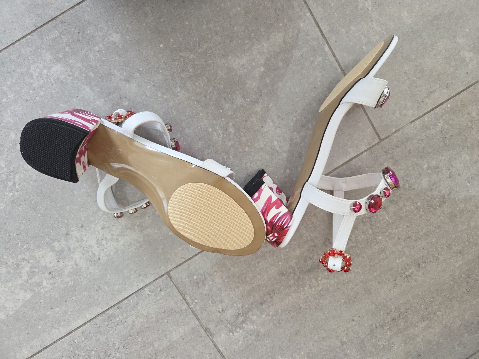 Damenschuhe: Sandalen mit pinken Steinen, Gr. 39 – Neu (gemäss Beschreibung) aus Wiesendangen von Sinhuk 3