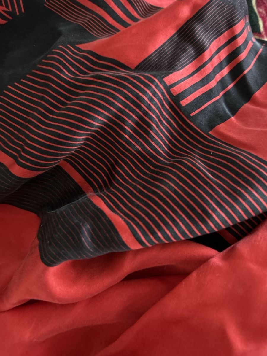 Foulard & Sciarpe: Stylisches Seidentuch Rot Schwarz Grafikmuster – Usato da Siebnen venduto da schnell05 1