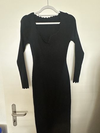 Schwarzes Strickkleid, Grösse L, figurbetont, neuwertig