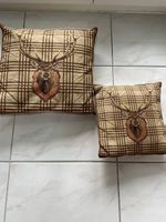 2 Zierkissen mit Hirschmotiv