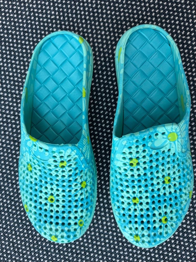 Scarpe da donna: Damen Clogs - Badeschuhe - Gartenclogs - eher Gr. 39 - NEU – Nuovo e nell'imballaggio originale da Zürich venduto da boz_my69 1