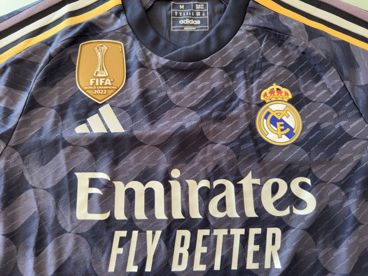 Adidas Canottiere & Pantaloni: Adidas Real Madrid 23/24 Away Authentic Size M – Nuovo e nell'imballaggio originale da Luzern venduto da Loris02 1
