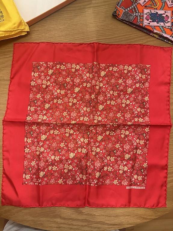 Foulard & Sciarpe: Hermès Seidentuch Blumen / Rot  40x40 cm – Usato da Spreitenbach venduto da vancosta