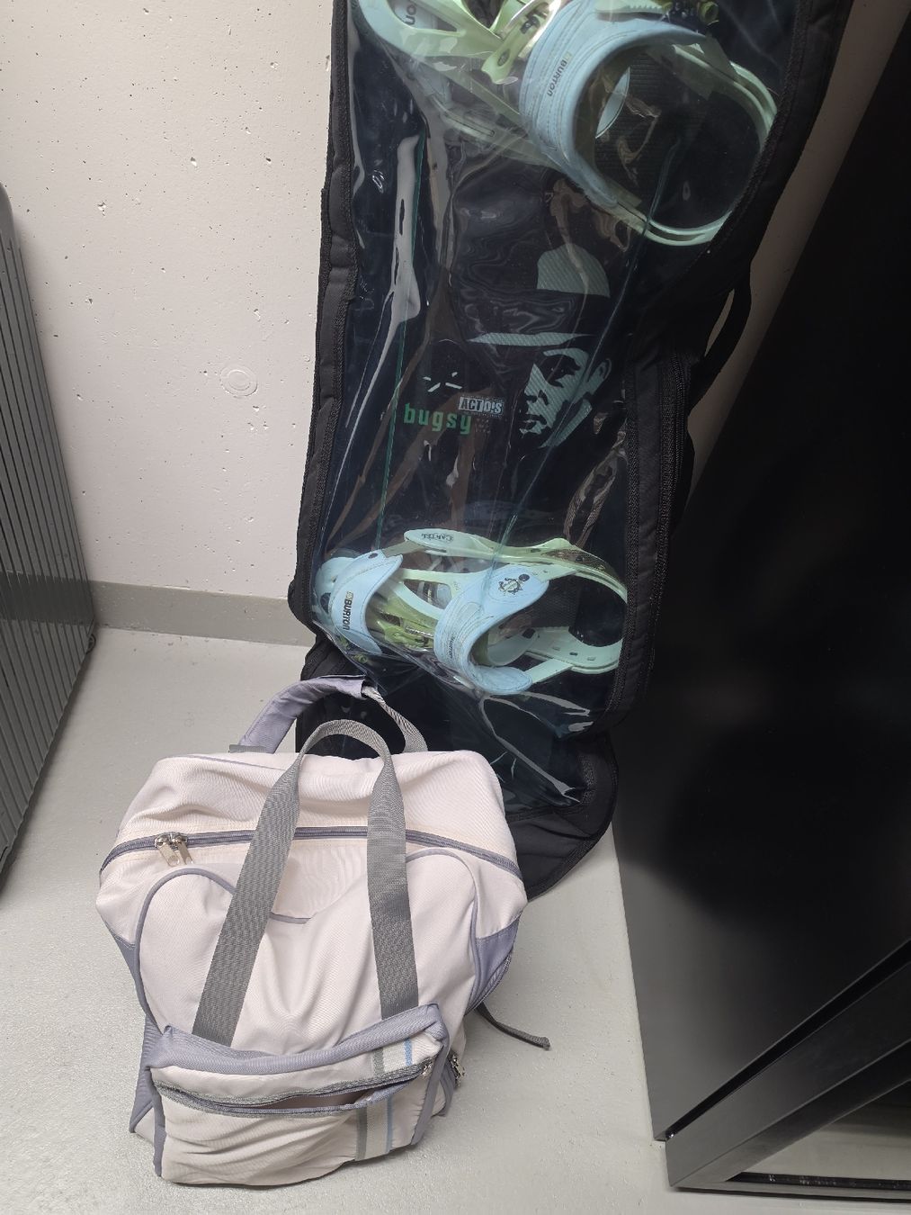 Atomic Board: Atomic Snowboard inkl. Burton Bindung und Schuhen – Usato da Thalwil venduto da Chris23 2