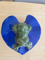 Lustig gechillter Frosch aus Keramik glasiert