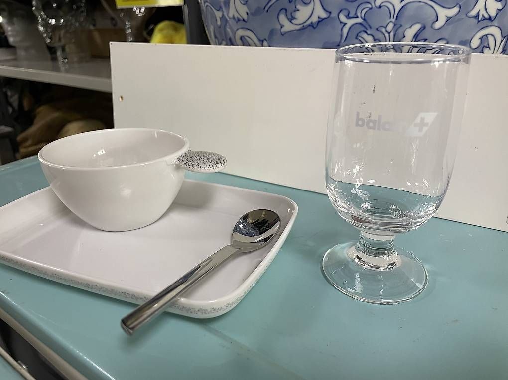 Bicchieri: BALAIR - Essgarnitur: Plate, Tasse, Glas, Löffel. mit Logo – Usato da Effretikon venduto da Bianchina2 1