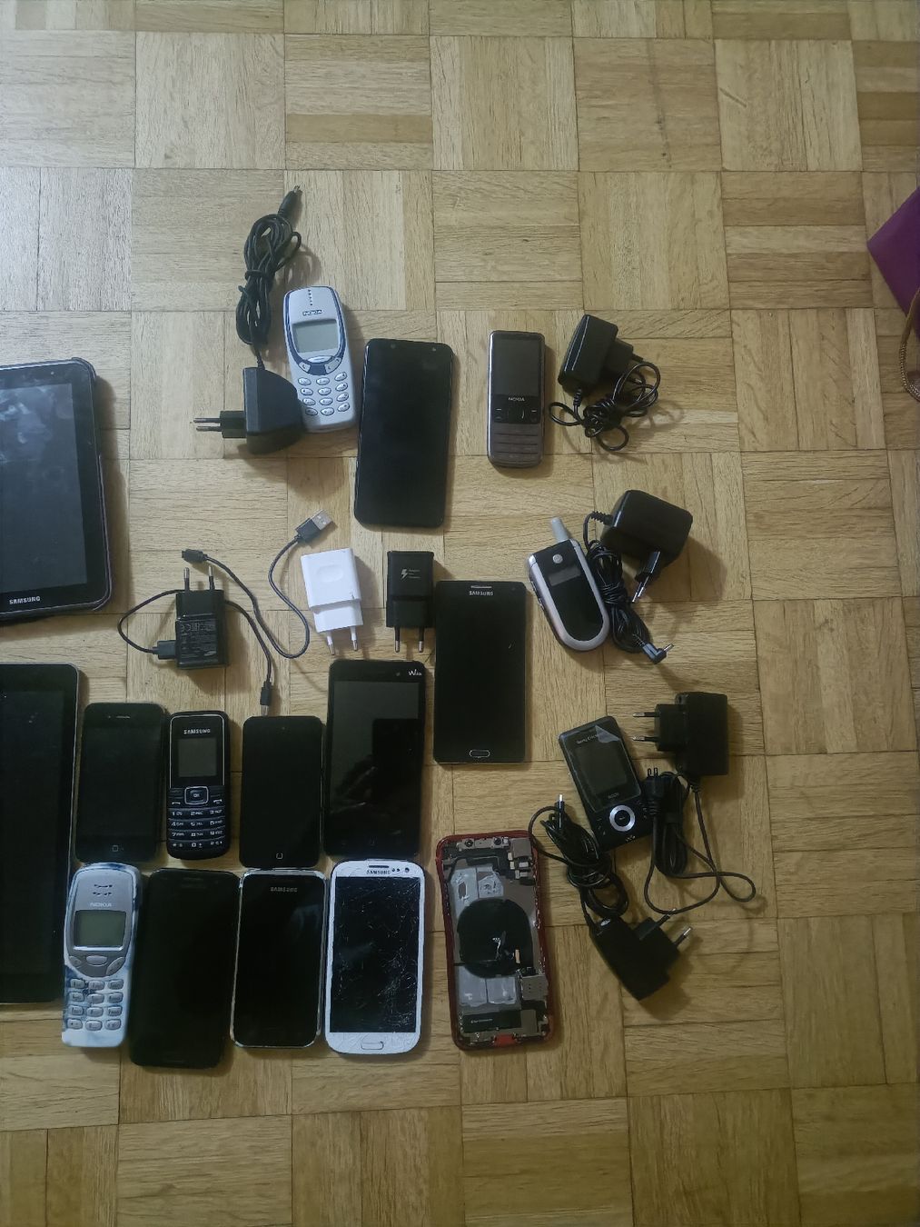 Handys / Smartphones: Divers appareils pour les loisirs – Defekt aus Fribourg von Kaptan1453 2