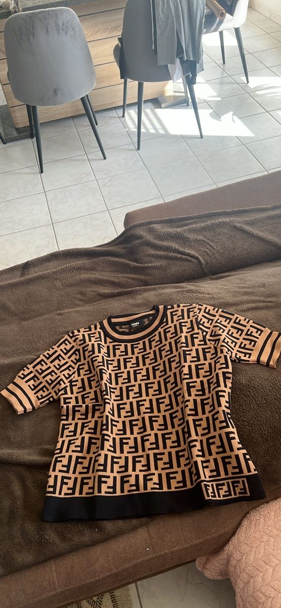 Fendi Maglioni & Felpe: Pull Fendi , taille S, comme neuf, tendance! – Nuovo (secondo la descrizione) da Treycovagnes venduto da nat_f6j8