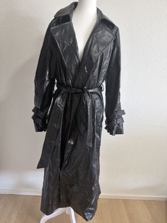 Sovaye Trenchcoat Schwarz in Krokodil-Optik – Grösse M/L