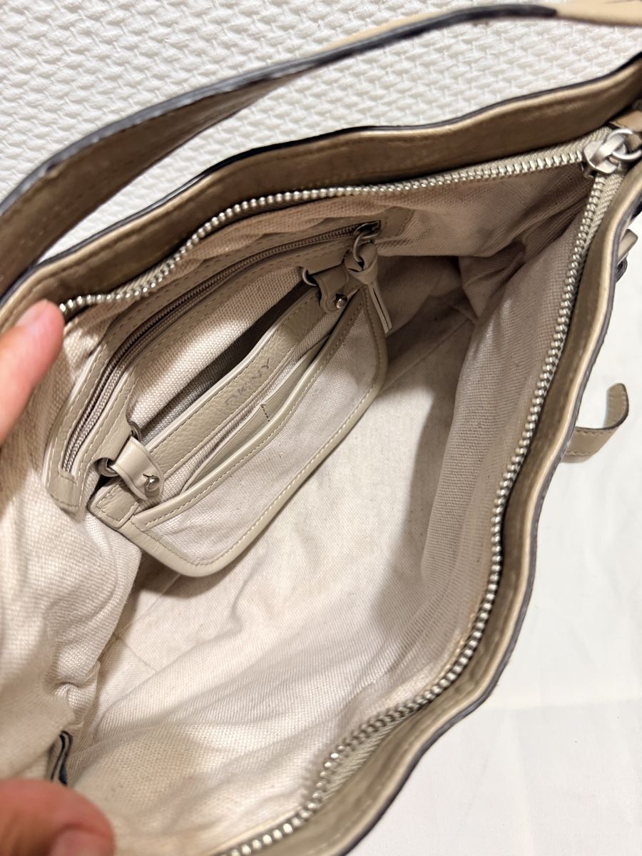 DKNY Sacs femmes: DKNY Leather One Strap Shoulder Bag y2k – D'occasion à Geneve par DarlingVintage 2