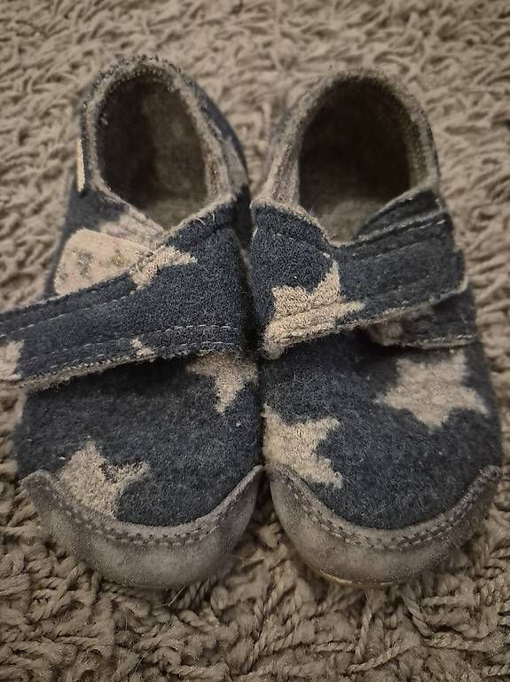 Scarpe per ragazzi: Living Kitzbühl Hausschuhe Gr.25 – Usato da Adliswil venduto da MannickZh