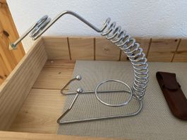 Flaschenhalter Metall spiralförmig mit Flasche