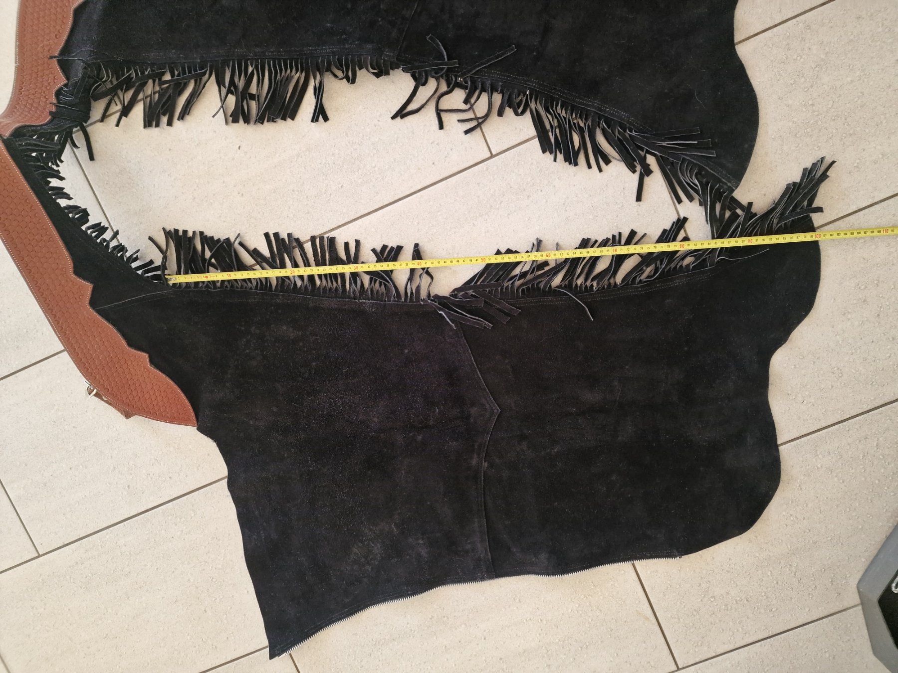Pantaloni: schwarze Wildleder-Show-Chaps, ca. Grösse M – Usato da Diegten venduto da Eube 3