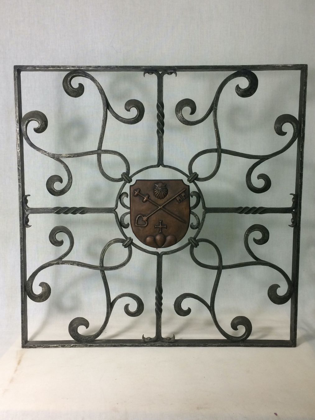 Gitter & Roste: Antikes Fenstergitter mit Wappen – Gebraucht aus Horw von luzernicus