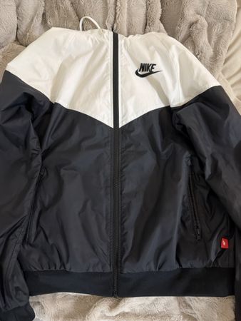 Nike Jacke Windrunner, schwarz-weiss, XS – Top Zustand!