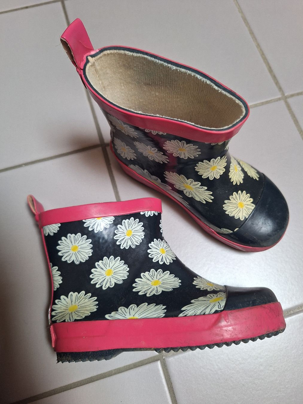 Chaussures filles: Kurze Gummistiefel Grösse 25 – D'occasion à Sissach par not_c2zq