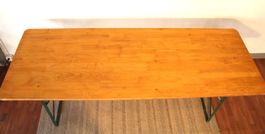 Klapptisch. Holz, Metallfüsse. Spezielle Grösse.