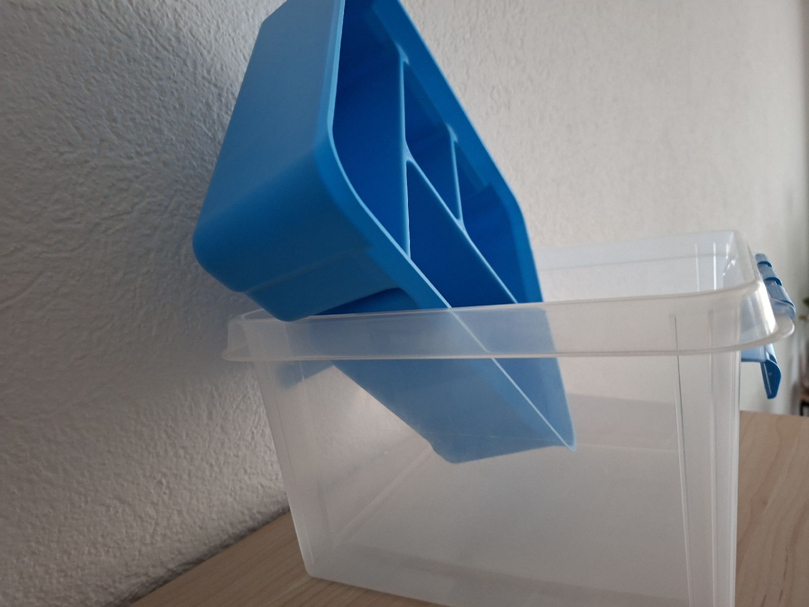 Behälter & Ähnliches: Aufbewahrungsbox mit Einsatz blau transparent 4 Fächer – Gebraucht aus Wetzikon ZH von Wetzithal 1