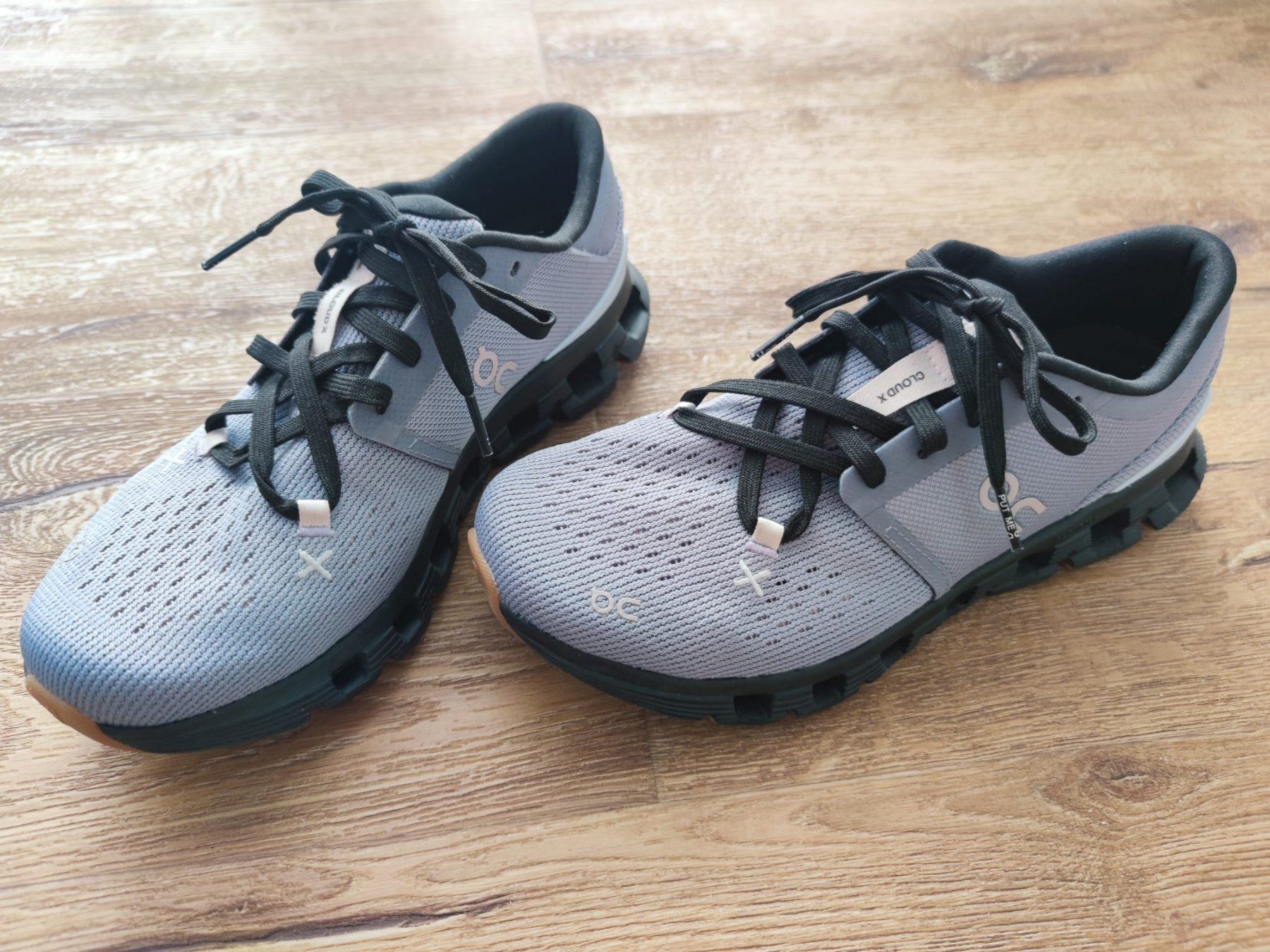 On Scarpe da donna: On Schuhe, Cloud X 4, Damen, Feather | Black, EU 38.5 – Nuovo (secondo la descrizione) da Fribourg venduto da Elyngwen