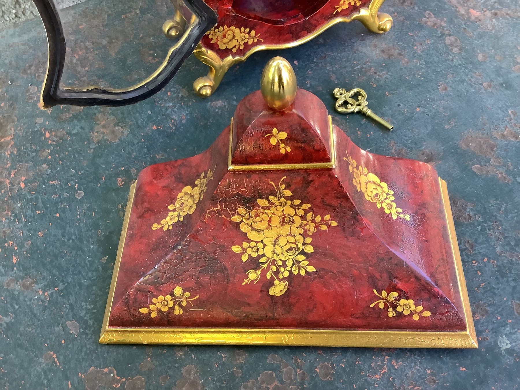 Stand- & Wanduhren: Pendule Le Castel rot bemalt mit Schlüssel – Gebraucht aus Flaach von Monisoldshop 2