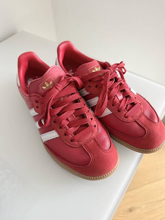 Adidas Damenschuhe: Addidas Samba Gr. 37.5 rot – Gebraucht aus Reinach BL von Wardrobe-Ladies