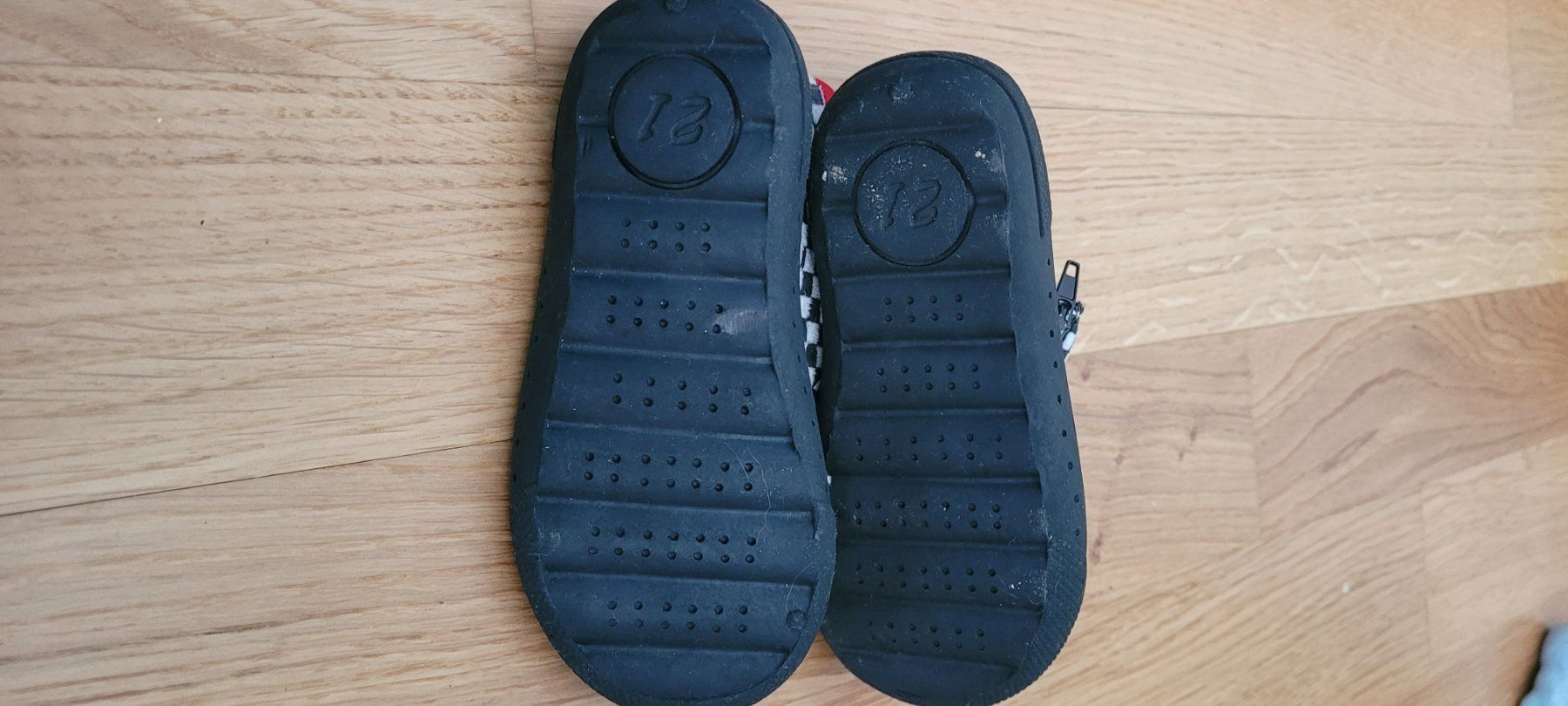 Scarpe per ragazzi: Pantoufle bébé Cars taille 21 – Usato da Gland venduto da Mezo81010 2