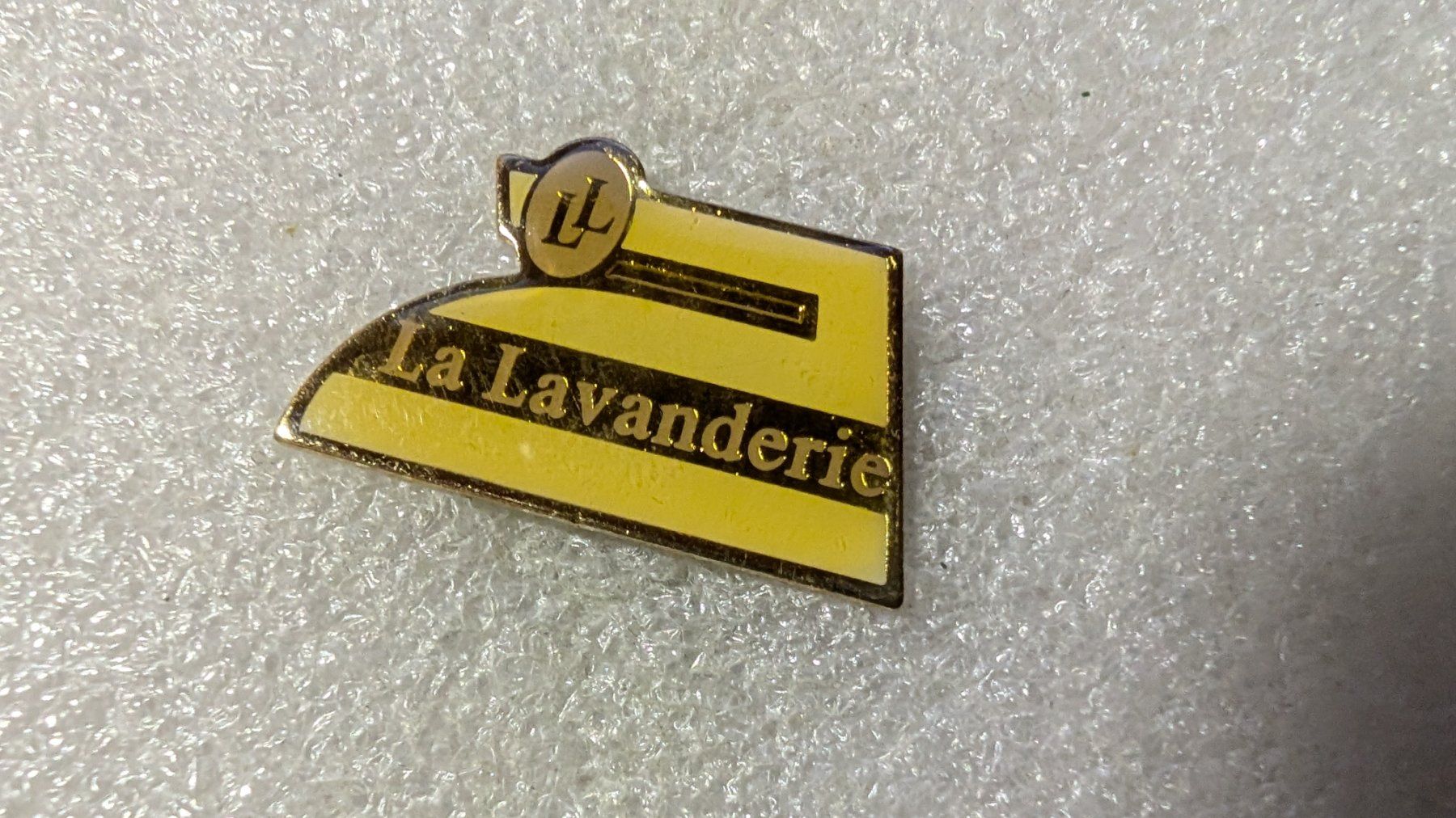 Placchette & Badge: Ansteckpin 206: La Lavanderie – Usato da Oppligen venduto da Pin-Fall-Shop