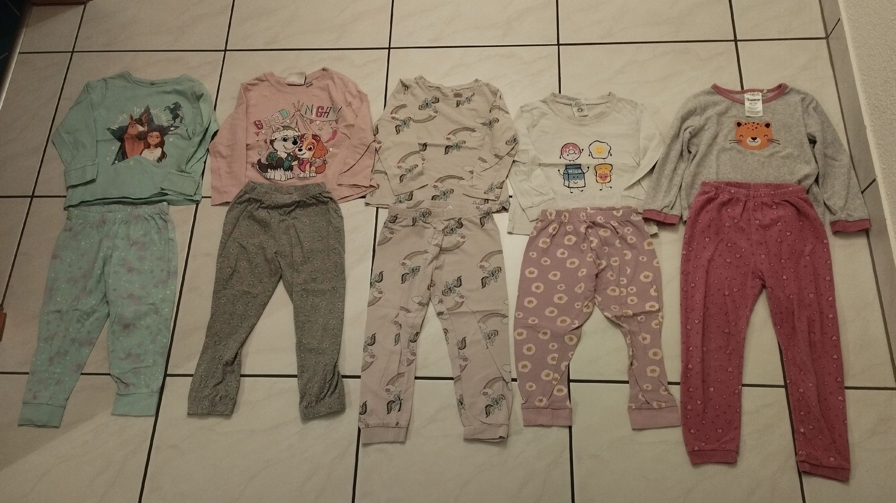 Pigiama & Simili: 5x Pyjama Mädchen Gr. 98/104 zweiteilig – Usato da Wangs venduto da Gabrill