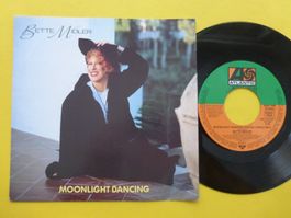 Bette Midler – Moonlight Dancing
