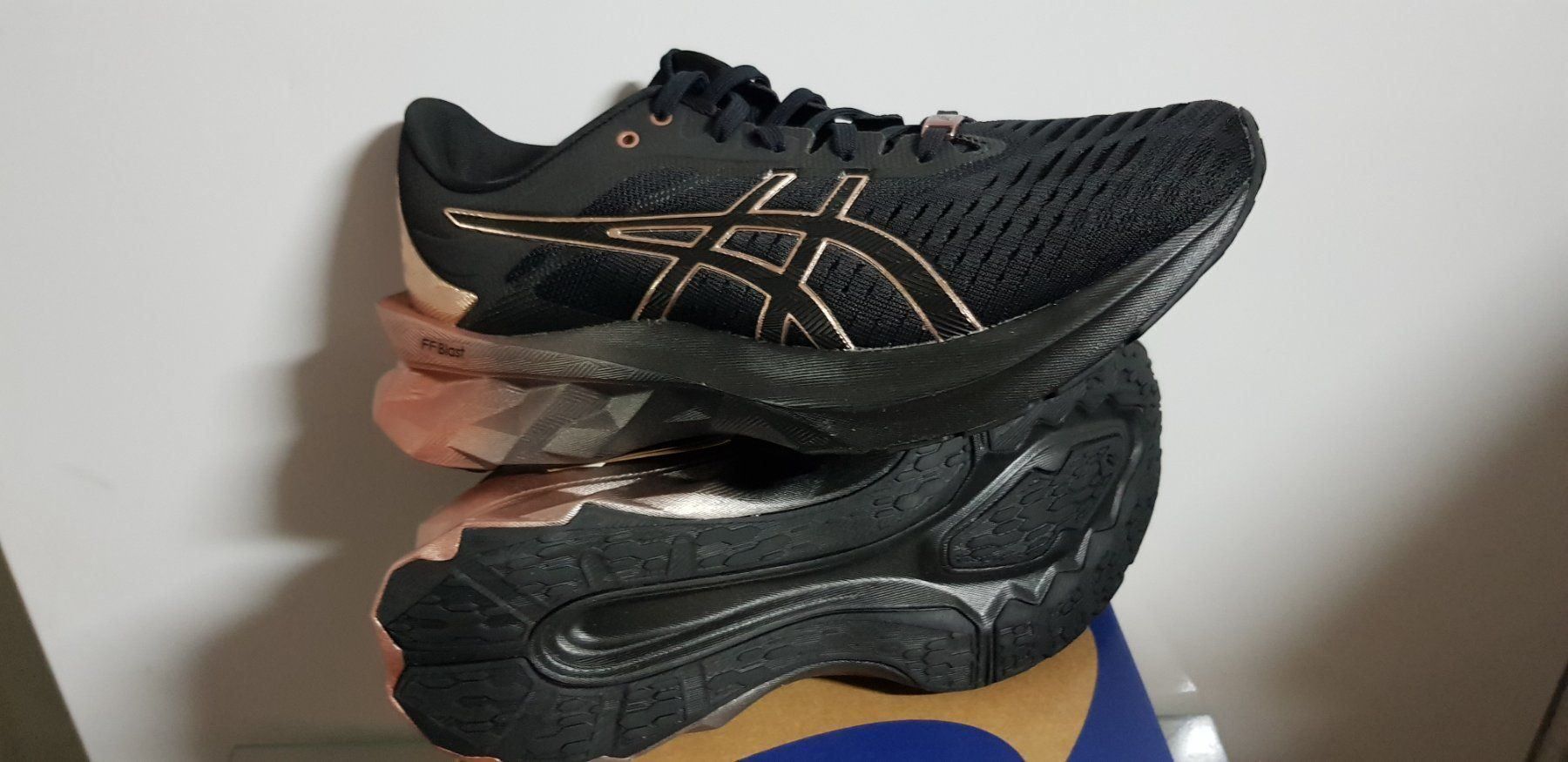 Asics Scarpe da donna: ASICS NOVABLAST PLATINUM DAMEN GR.40.5 – Nuovo e nell'imballaggio originale da Kilchberg ZH venduto da boanse 8