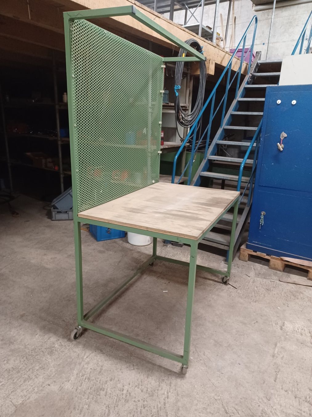Banchi da lavoro: Werkstatttisch mit Lochblechwand, Rollen, CHF 1.- – Usato da Oberhelfenschwil venduto da Whoopie1974 1