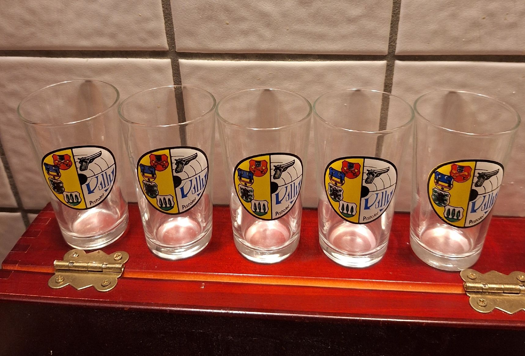 Tutte le decorazioni: Rustikaler Tir du Vully Shotgläsli-Halter - Handgefertigt – Usato da Schangnau venduto da Arnika56 1
