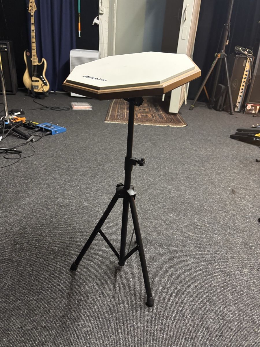 Thomann Musikinstrumente: Millenium Übungspad / Practice Pad inkl. Stativ – Gebraucht aus Zürich von KPBE
