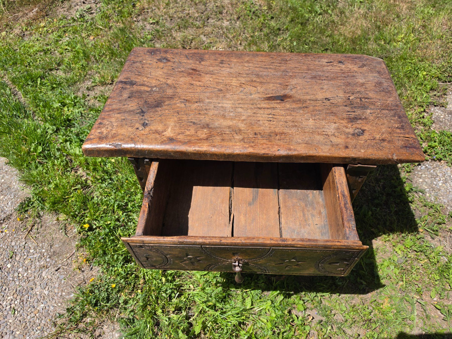 Tavoli: Petite table antique en noyer massif – Usato da Haute-Nendaz venduto da Bart84 2