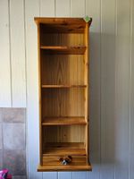 Holzregal mit kleiner Schublade