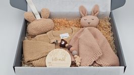Baby Set: Pullover, Nuscheli, Schnullerkette, Plüsch Bär
