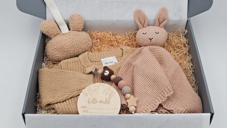 Baby Set: Pullover, Nuscheli, Schnullerkette, Plüsch Bär