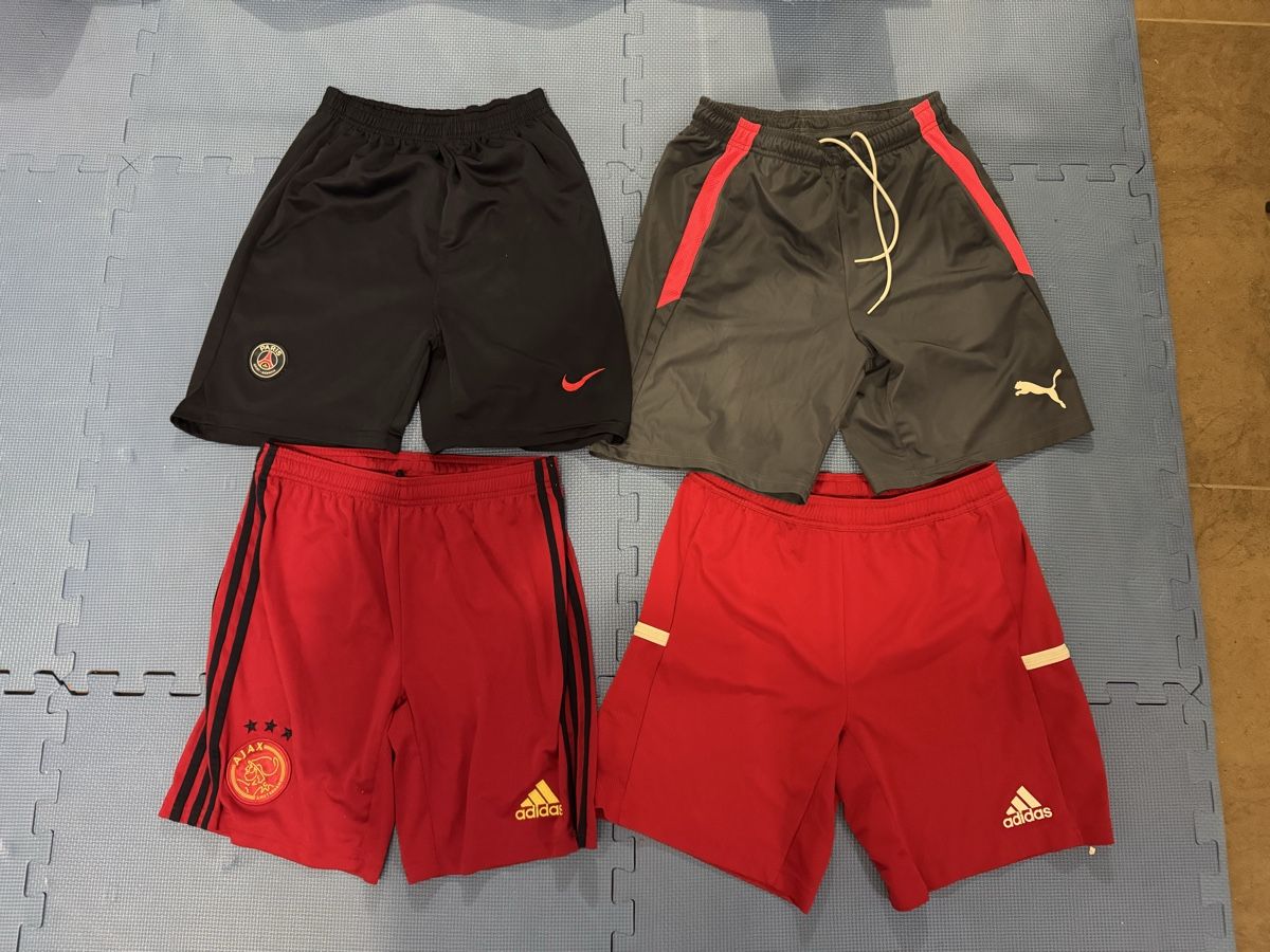 Lotti & Set di vestiti: 4 short de sport  – Usato da Corpataux venduto da seniz