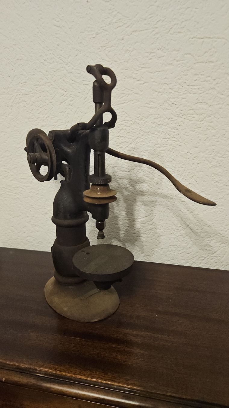 Tutte le macchine: Machine à percer ancienne "MODELE DEPOSE" à manivelle – Usato da La Chaux-de-Fonds venduto da exup-51