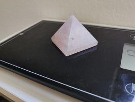 Rosenquarz Pyramide 3cm neu und ungebraucht guter Zustand