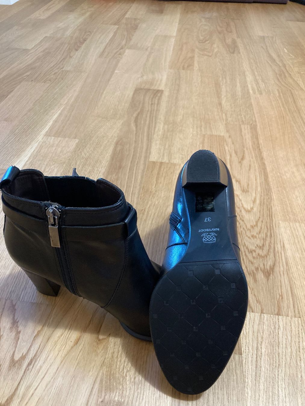 Scarpe da donna: NAVYBOOT Stiefeletten aus Leder – Usato da Rafz venduto da Baldemar 3
