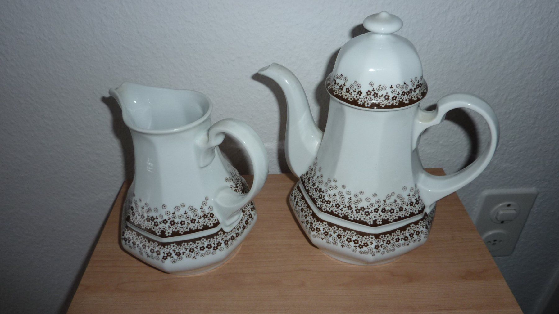 Teekannen: neue kaffeekanne  und milchkrug – Neu (gemäss Beschreibung) aus Füllinsdorf von pmarkus