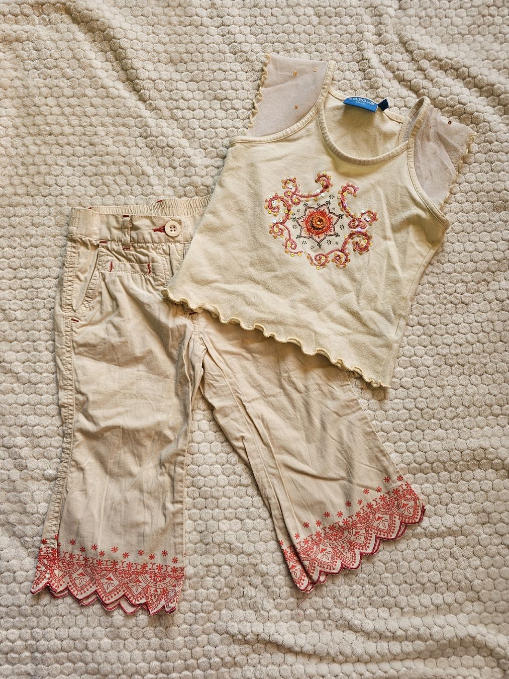 Pantalons: Ensemble 2 pièces brodé 104 / 4 ans – D'occasion à Gland par Vee_0