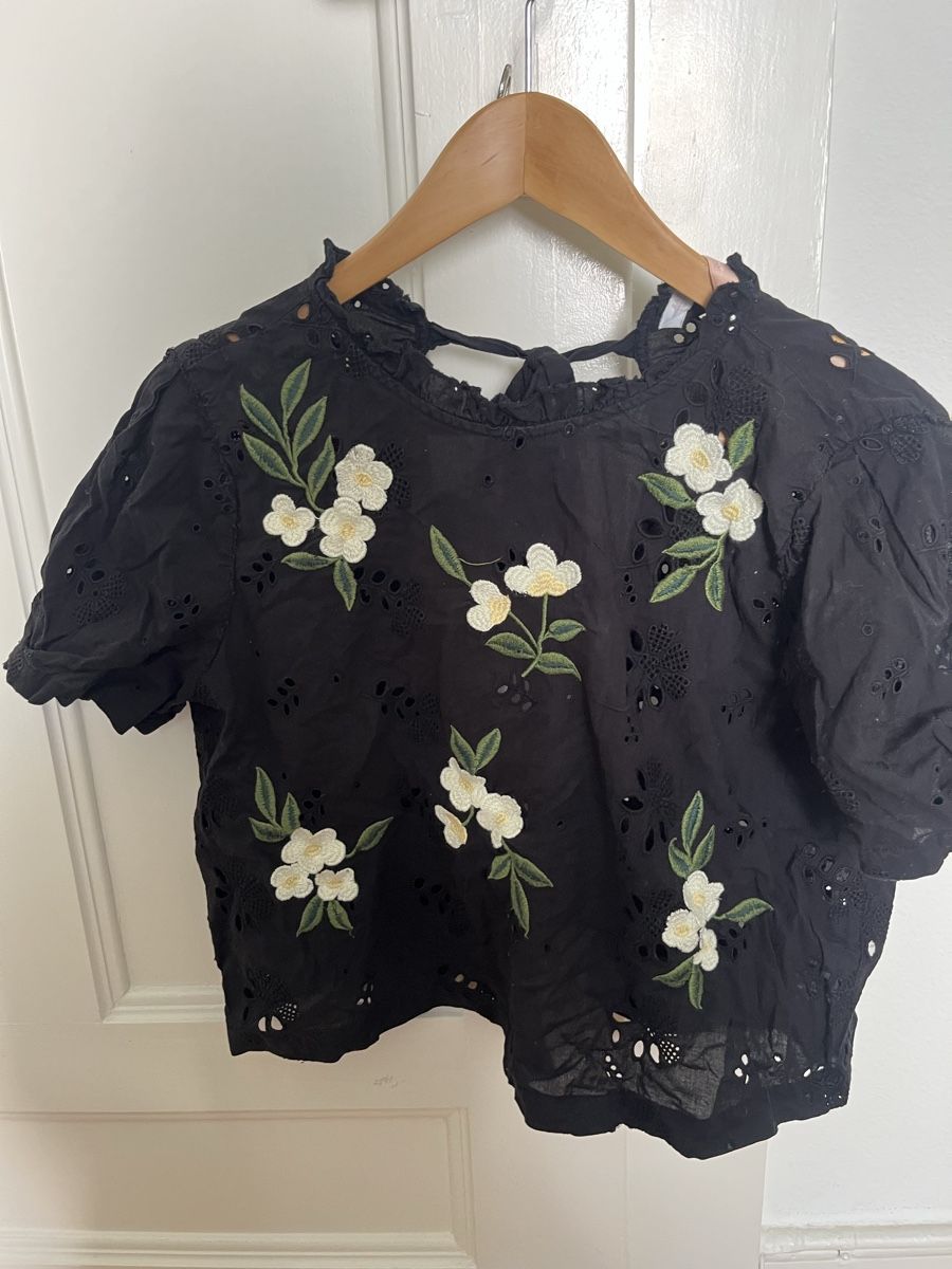 Zara Tops: Haut noir brodé Zara – D'occasion à Zürich par Noemie1994 1