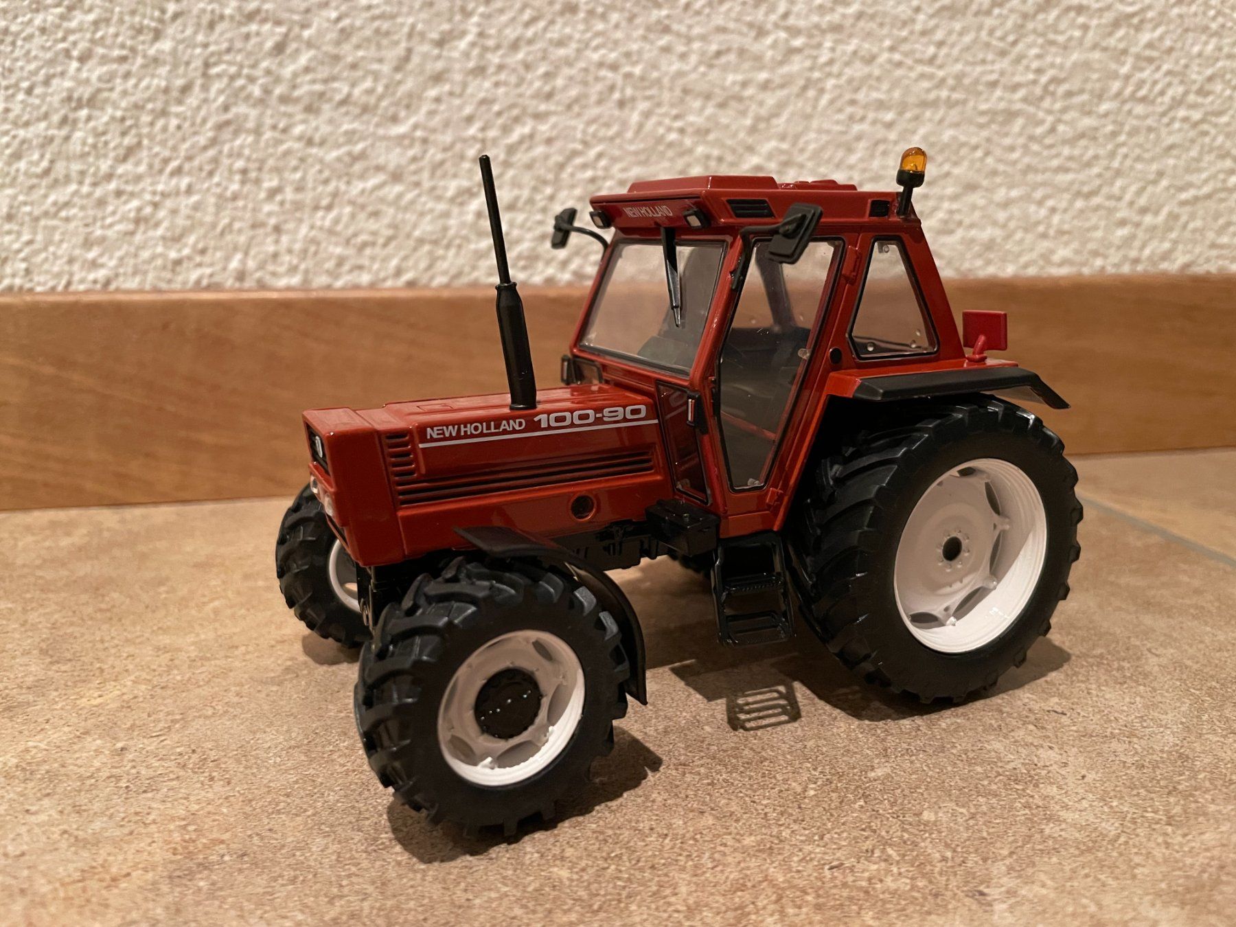 New Holland Tracteurs: New Holland 100-90 – Défectueux à Kreuzlingen par Stefan1150
