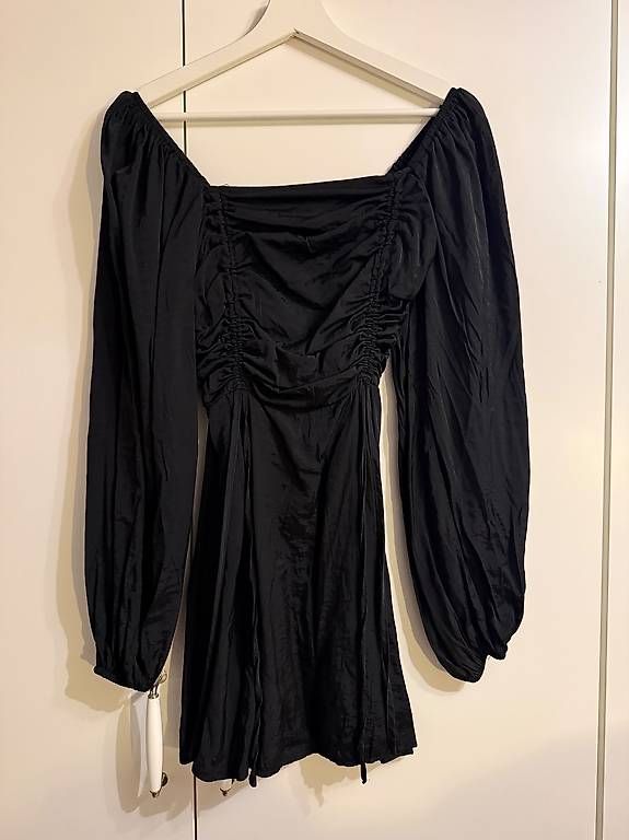 Kleider: SCHWARZES KLEID MIT PUFFÄRMELN – Gebraucht aus Niederhelfenschwil von Mileko